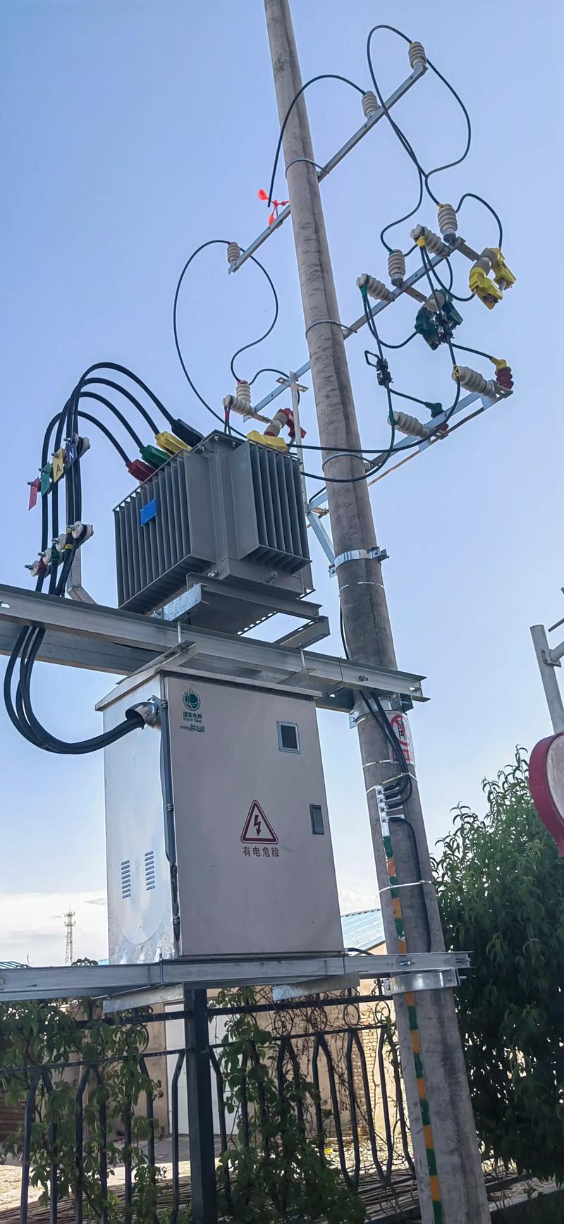 一組電力設(shè)施與配電箱的實(shí)拍,從戶外電線桿上的變壓器,復(fù)雜接線